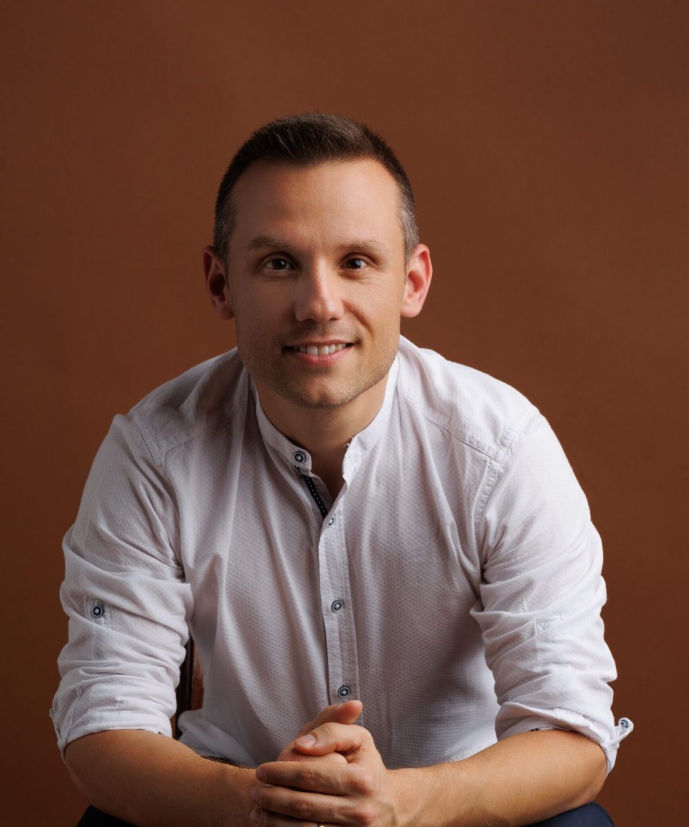 Trainer profesionist al Asociației pentru Dezvoltare și Învățare Experiențială prezentat pe pagina de servicii